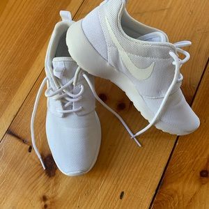 Nike Roshe One Women’s Sneakers